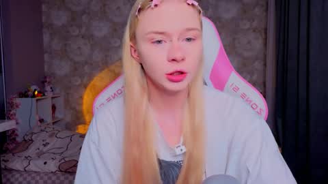 Snapshot of miliameow chatting on 03/21/26, 10:57 Milia online show from 03/21/26, 10:57