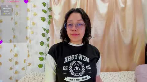 Snapshot of milie_yue206028 chatting on 12/01/25, 02:00 Millie online show from 12/01/25, 02:00