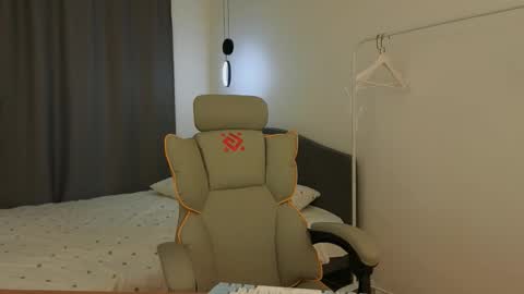 Snapshot of milla_bellaa chatting on 03/27/26, 08:26 Eva online show from 03/27/26, 08:26