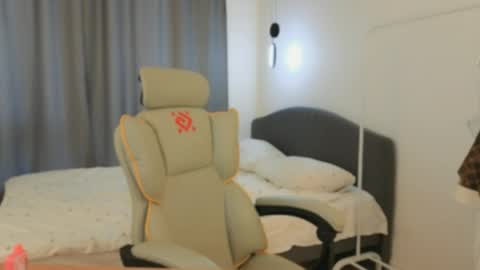 Snapshot of milla_bellaa chatting on 04/29/26, 05:33 Eva online show from 04/29/26, 05:33