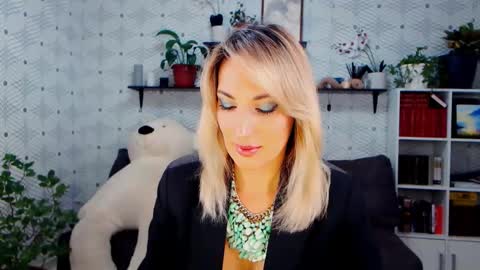 Snapshot of millaxqueen chatting on 11/18/25, 02:43 MillaXQueen online show from 11/18/25, 02:43