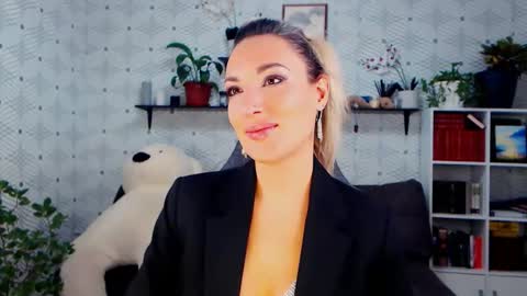 Snapshot of millaxqueen chatting on 11/21/25, 02:05 MillaXQueen online show from 11/21/25, 02:05