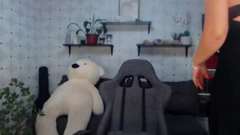 Snapshot of millaxqueen chatting on 06/30/26, 04:30 MillaXQueen online show from 06/30/26, 04:30