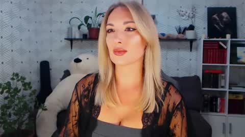 Snapshot of millaxqueen chatting on 07/10/26, 03:25 MillaXQueen online show from 07/10/26, 03:25