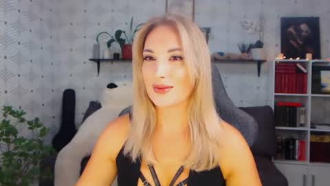 Snapshot of millaxqueen chatting on 07/28/26, 12:01 MillaXQueen online show from 07/28/26, 12:01