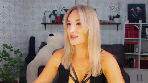Snapshot of millaxqueen chatting on 07/28/26, 12:59 MillaXQueen online show from 07/28/26, 12:59
