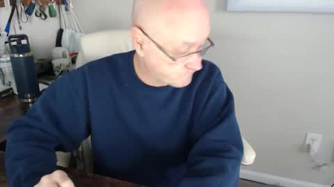 Snapshot of millenium0129 chatting on 12/17/25, 04:24 millenium0129 online show from 12/17/25, 04:24