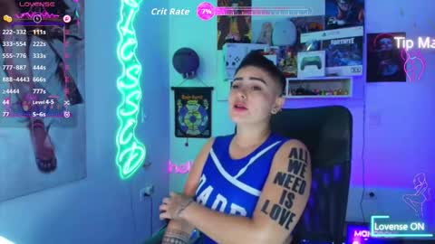 Im girl my name is Johana  online show from 11/25/25, 08:20