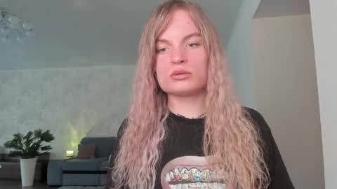 Snapshot of millikira006 chatting on 04/20/26, 12:41 mili-kira online show from 04/20/26, 12:41