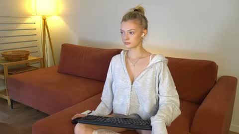 Snapshot of milly____ chatting on 03/27/26, 01:22 Charlie online show from 03/27/26, 01:22