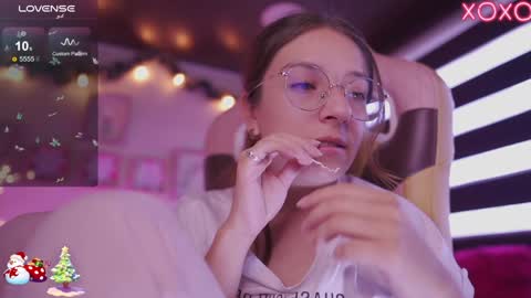 Snapshot of milly_kenner chatting on 12/20/24, 08:45 MILLY online show from 12/20/24, 08:45