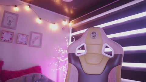 Snapshot of milly_kenner chatting on 03/05/25, 07:27 MILLY online show from 03/05/25, 07:27