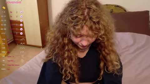 Snapshot of milounee chatting on 04/17/26, 08:39 milounee online show from 04/17/26, 08:39