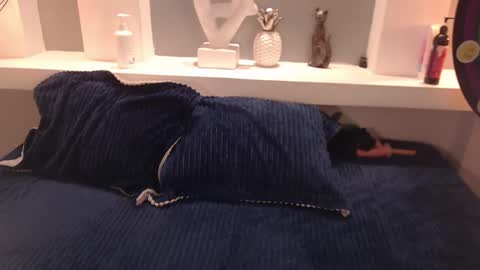 Milu Wallace  online show from 10/30/25, 04:36