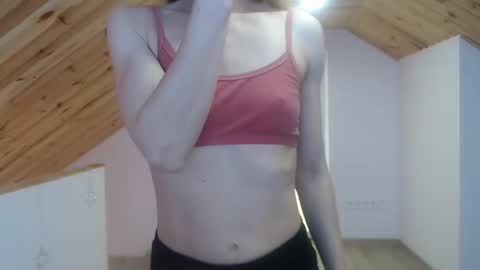 Snapshot of milusea chatting on 10/05/25, 12:25 milusea online show from 10/05/25, 12:25