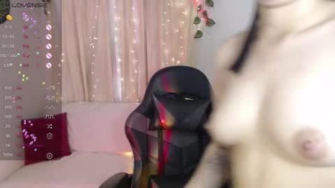 Snapshot of mily_thomson_b chatting on 05/08/26, 10:04 Mily online show from 05/08/26, 10:04
