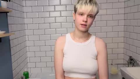 Snapshot of mimipuff chatting on 10/21/25, 01:12 Sonya online show from 10/21/25, 01:12