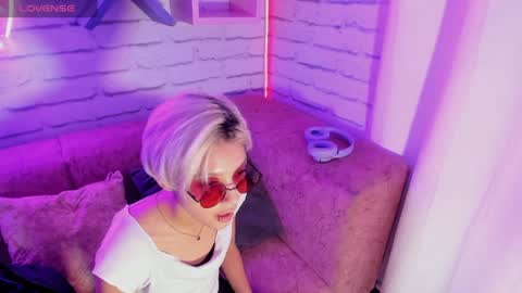 Minji online show from 01/11/25, 12:07