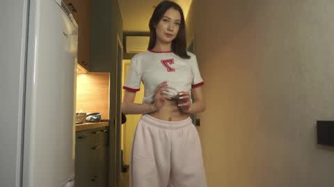 Snapshot of minakomii chatting on 03/25/26, 08:53 Mira online show from 03/25/26, 08:53