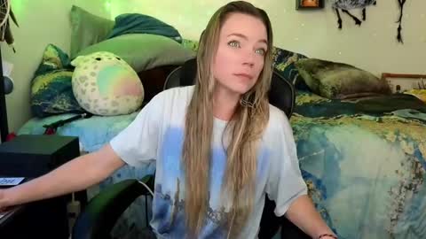 Snapshot of mindymars chatting on 02/24/25, 04:36 Mindy Mars online show from 02/24/25, 04:36