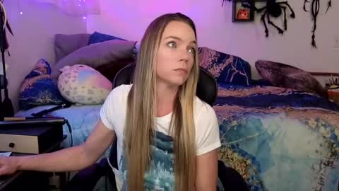 Snapshot of mindymars chatting on 02/26/25, 03:19 Mindy Mars online show from 02/26/25, 03:19