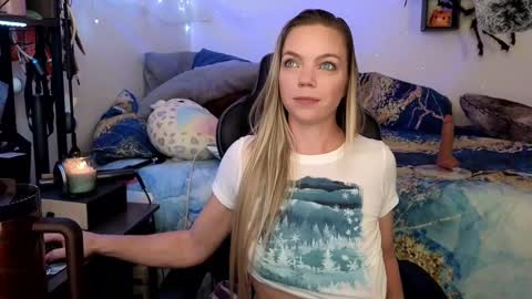 Snapshot of mindymars chatting on 02/26/25, 06:21 Mindy Mars online show from 02/26/25, 06:21