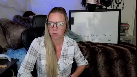 Snapshot of mindymars chatting on 09/17/25, 03:14 Mindy Mars online show from 09/17/25, 03:14