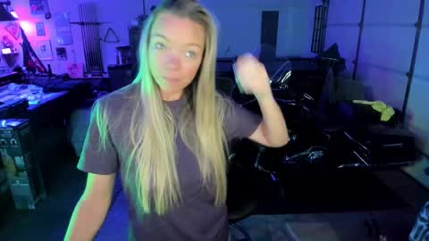 Snapshot of mindymars chatting on 10/17/25, 02:30 Mindy Mars online show from 10/17/25, 02:30