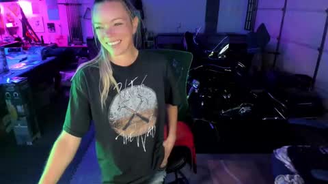 Snapshot of mindymars chatting on 10/23/25, 05:12 Mindy Mars online show from 10/23/25, 05:12