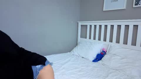 Snapshot of mini_bunny_mini chatting on 10/28/25, 06:28 KarinaLeila online show from 10/28/25, 06:28