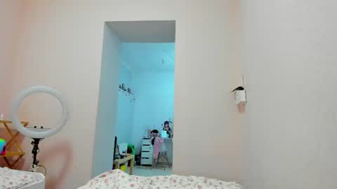 Snapshot of minidiva_ chatting on 06/20/26, 08:55 Amelia online show from 06/20/26, 08:55