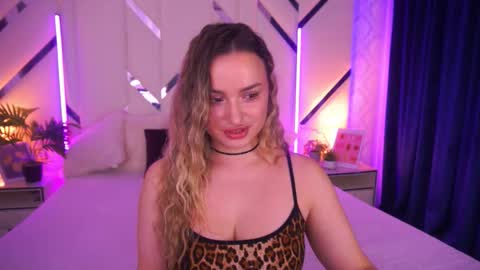 Snapshot of minifox_ chatting on 11/23/25, 08:25 minifox_ online show from 11/23/25, 08:25