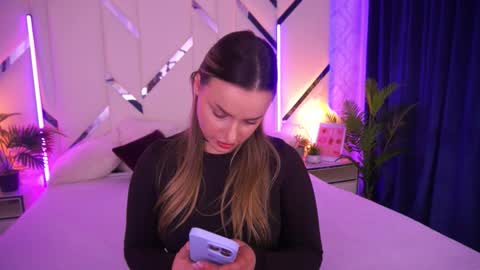 Snapshot of minifox_ chatting on 11/25/25, 09:42 minifox_ online show from 11/25/25, 09:42