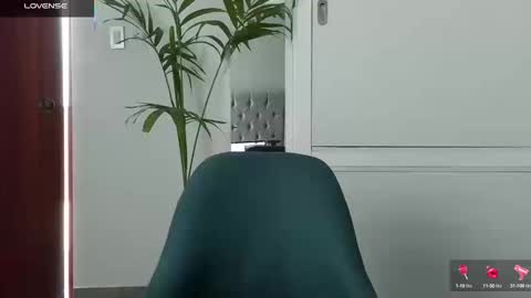   Mini Mila Kunis ft Ashton Katchero. Follow me to stay in touch  online show from 09/19/25, 04:18