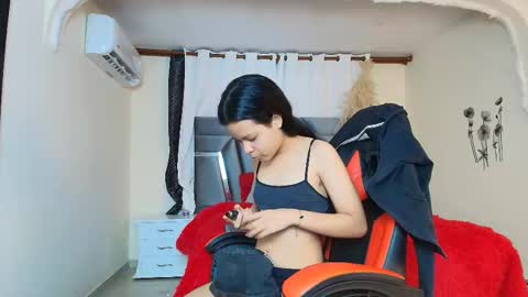 minilove_01 online show from 10/11/25, 12:36