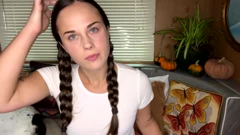 Snapshot of minimaggie chatting on 09/23/25, 06:33 minimaggie online show from 09/23/25, 06:33