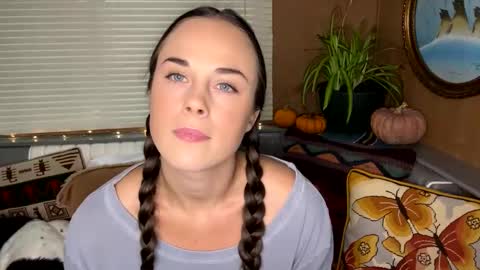 Snapshot of minimaggie chatting on 10/24/25, 07:54 minimaggie online show from 10/24/25, 07:54