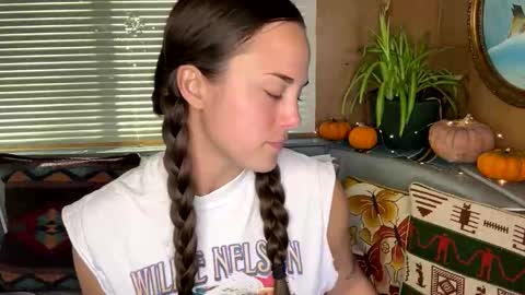 Snapshot of minimaggie chatting on 11/12/25, 07:24 minimaggie online show from 11/12/25, 07:24