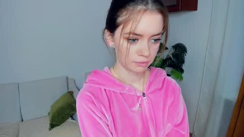 Snapshot of mintykisss chatting on 12/21/25, 07:04 Linda online show from 12/21/25, 07:04