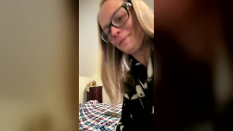 Snapshot of minx300 chatting on 04/26/26, 06:27 Minx online show from 04/26/26, 06:27