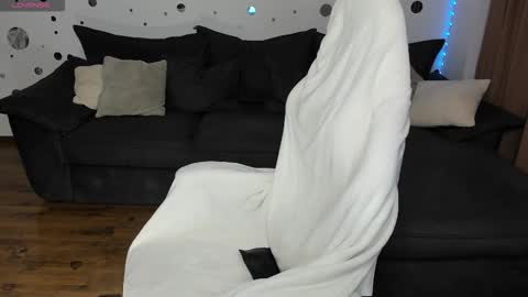 Snapshot of mira_fantasy chatting on 10/06/25, 04:32 mira_fantasy online show from 10/06/25, 04:32