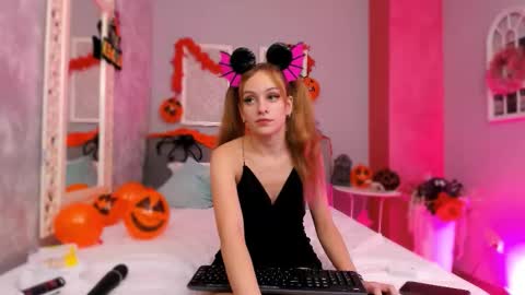 Snapshot of mira_glow chatting on 10/29/25, 06:09 Mira online show from 10/29/25, 06:09