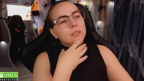 Snapshot of mira_mermayd chatting on 10/27/25, 08:07 Mira online show from 10/27/25, 08:07