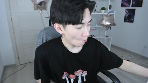 Snapshot of miram_yoo chatting on 01/25/25, 10:40 online show from 01/25/25, 10:40