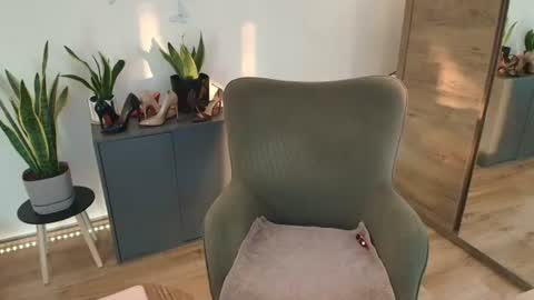 Snapshot of mirela_silver chatting on 06/22/26, 03:19 Mirela online show from 06/22/26, 03:19