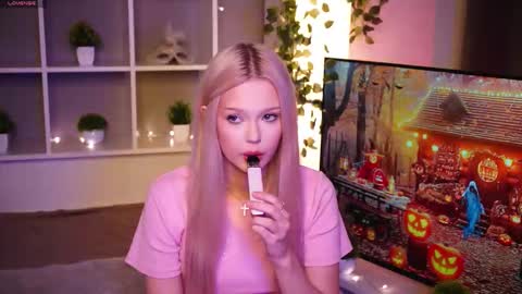 Snapshot of mirianscorgie chatting on 10/31/25, 09:49 Elsa online show from 10/31/25, 09:49