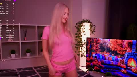 Snapshot of mirianscorgie chatting on 11/17/25, 08:14 Elsa online show from 11/17/25, 08:14