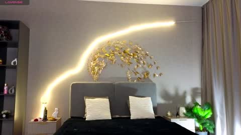 Snapshot of misatosan_ chatting on 12/23/24, 11:47 Annie dont forget to thumbs up me online show from 12/23/24, 11:47