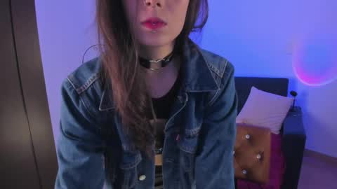 Snapshot of mishelkrave_ chatting on 04/08/26, 10:32 KRAVE online show from 04/08/26, 10:32