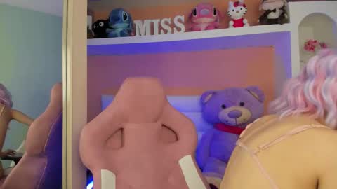 Lunna online show from 10/22/25, 10:59